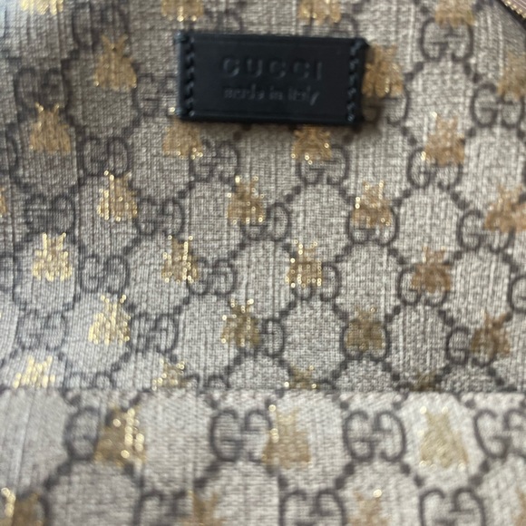 GG Supreme Monogram Bees Print Small Day Backpack Beige Oro Black - Picture 5 of 5